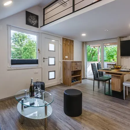 Blue Door - Studio דירה לאסצה