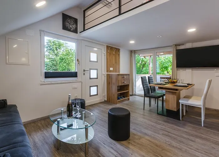 Blue Door - Studio דירה לאסצה